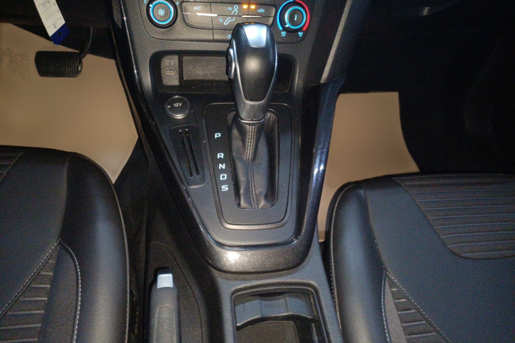 福特 福克斯 2018款 两厢经典 1.6L 自动风尚型智行版局部细节18