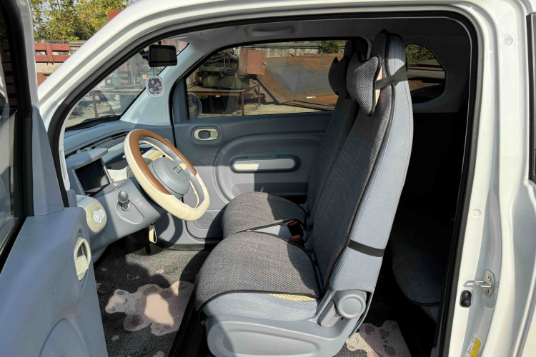 奔腾小马 2025款 222km 灵动马中控内饰7004