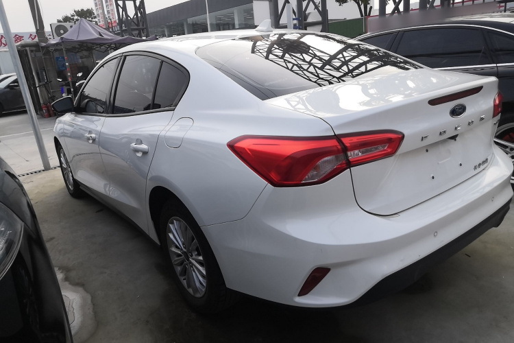 福特 福克斯 2019款 三厢 EcoBoost 180 自动锋潮型车身外观4