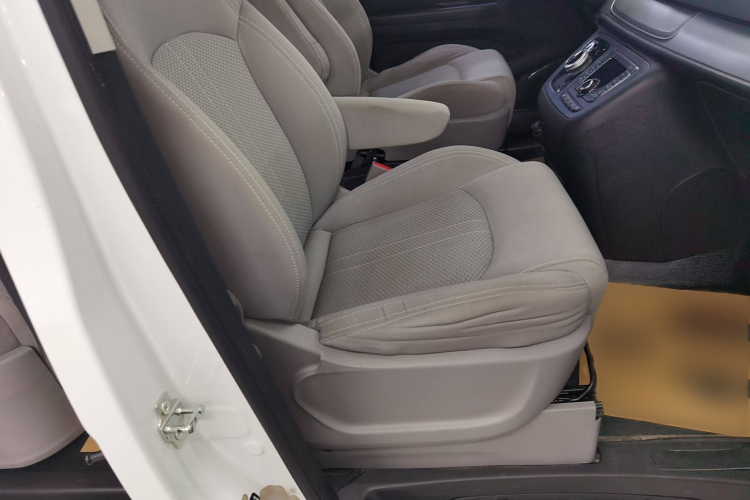 上汽大通MAXUS 大通G10 2022款 2.0T 自动智享版 汽油 7座局部细节41