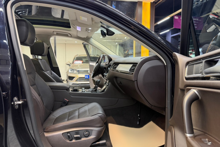 大众 途锐 2017款 3.0TSI 拓野型中控内饰7012