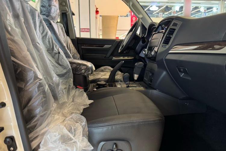 三菱 帕杰罗(进口) 2022款 帕杰罗V93 3.0L GLS 织物(中东)中控内饰7011