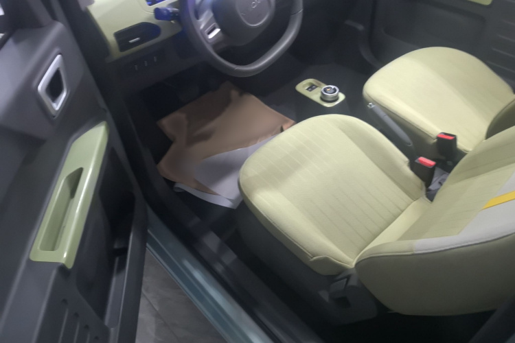 吉利银河 2024款 熊猫mini 200km 耐力熊中控内饰7002