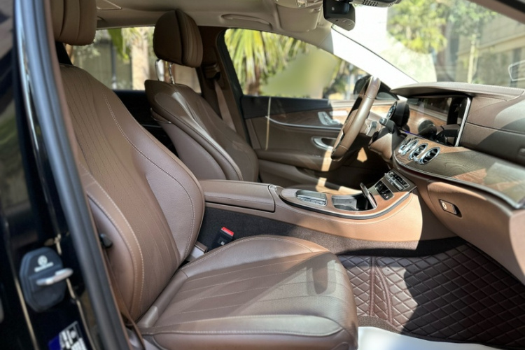 奔驰E级 2023款 改款 E 300 L 时尚型中控内饰7006