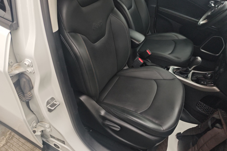 Jeep 指南者 2019款 200T 自动家享四驱-互联大屏版局部细节41