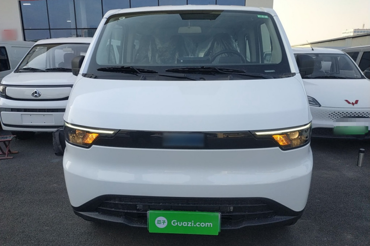 江铃 E福顺 2025款 明窗版 41.86kwh 短轴低顶车身外观2