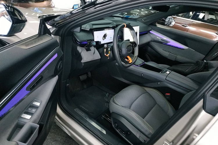 领克08 EM-P 2023款 120km 长续航Halo中控内饰19