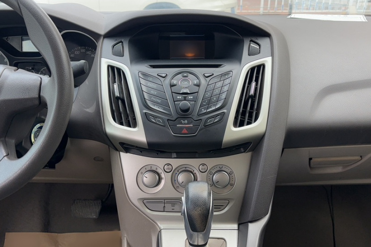 福特 福克斯 2012款 三厢 1.6L 自动舒适型局部细节16