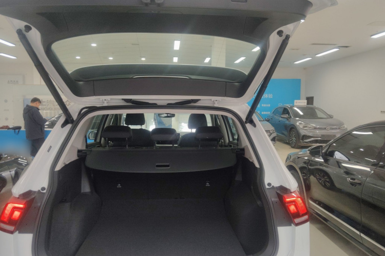 大众 途观L 2024款 出众款 330TSI 自动两驱R-Line龙耀版机舱底盘23