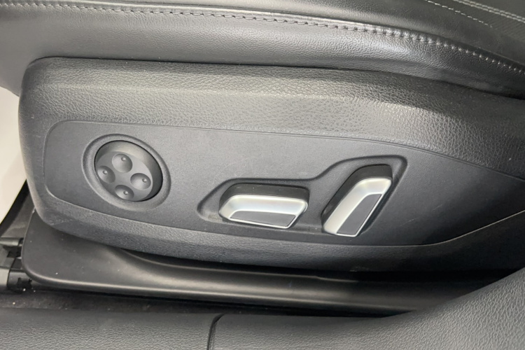 奥迪A4L 2024款 40 TFSI 豪华动感型中控内饰7003