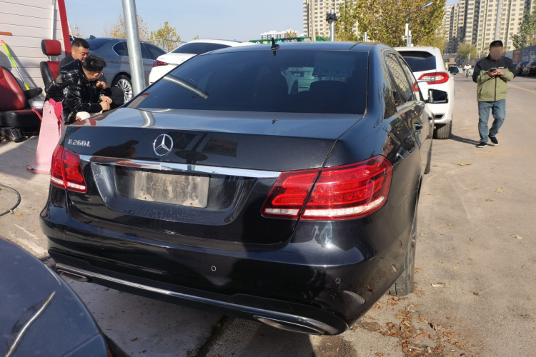 奔驰E级 2015款 改款 E 260 L 运动型车身外观6