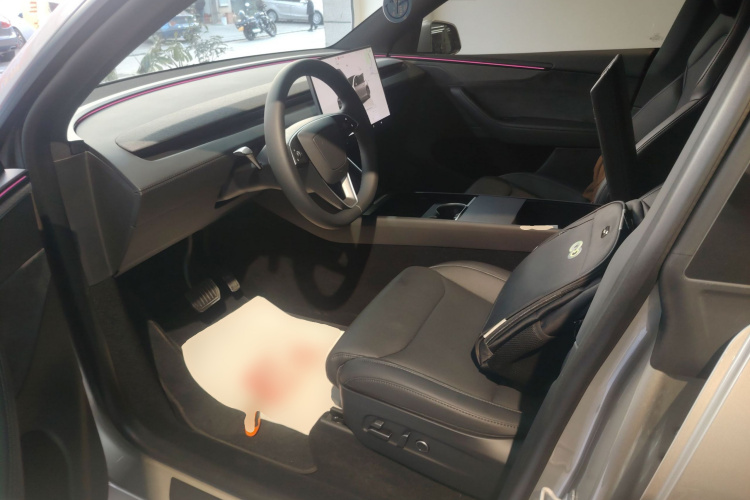 特斯拉 Model Y L 2025款 长续航全轮驱动版中控内饰19
