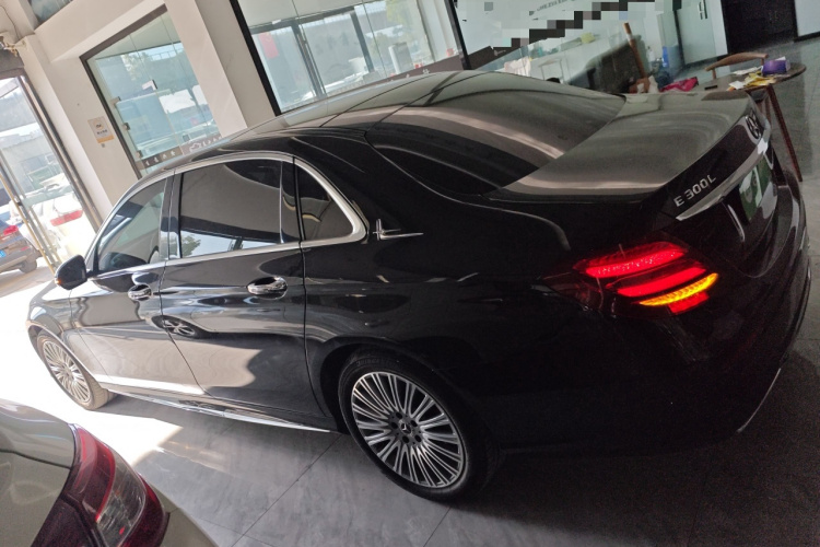 奔驰E级 2018款 改款 E 300 L 运动豪华型车身外观4