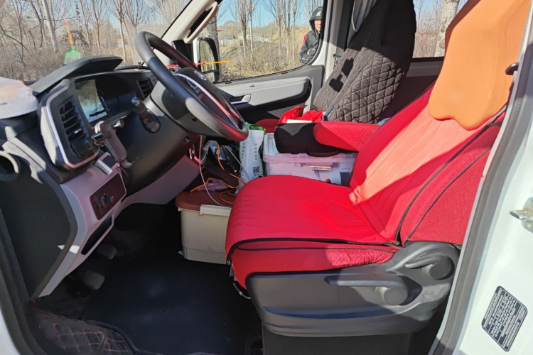 上汽大通MAXUS 新途V80 2025款 PRO傲运通 2.0T 手动长轴超低顶 6/7/8/9座中控内饰19