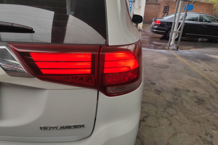 三菱 欧蓝德 2021款 改款 2.0L 两驱畅行版 5座车身外观6006