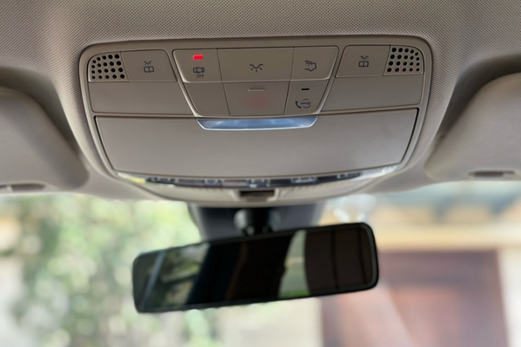 奔驰E级 2023款 改款 E 300 L 时尚型中控内饰7011