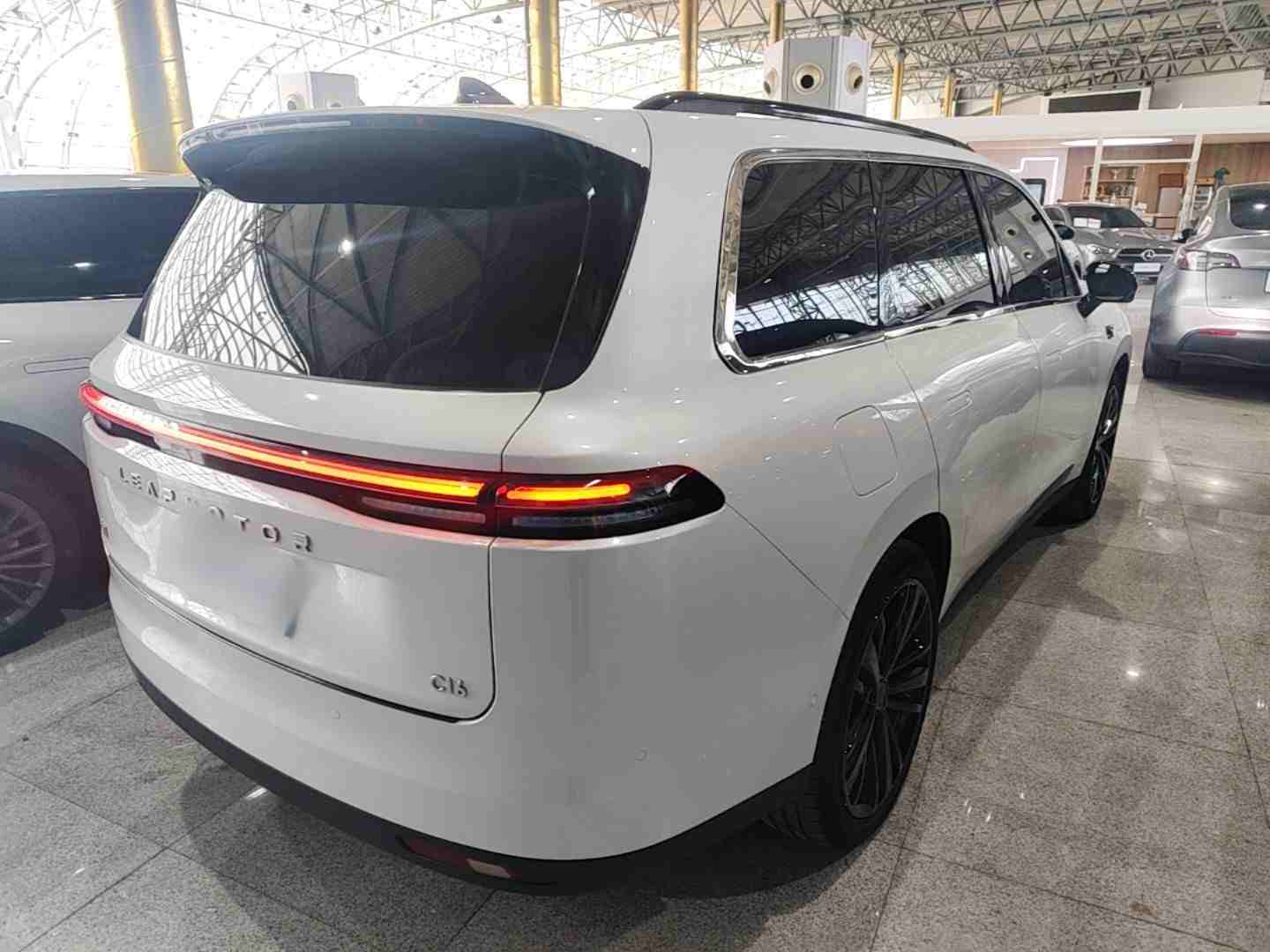 车辆右后45度外观展示