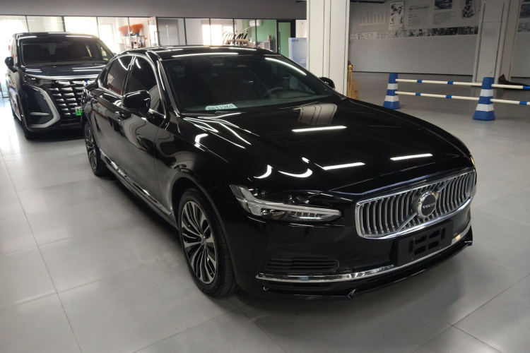 沃尔沃S90新能源 2025款 插电式混动 四驱长续航智逸豪华版车身外观3