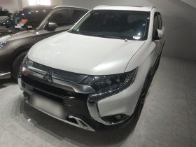 三菱 欧蓝德 2021款 2.4L 四驱致享版 5座