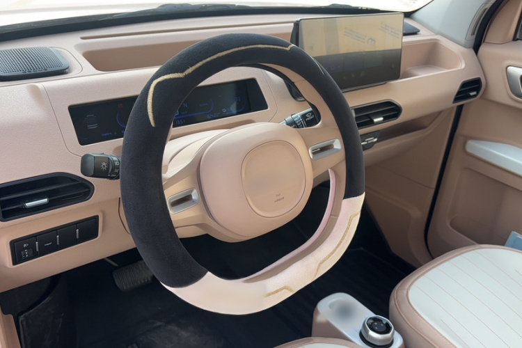 吉利银河 2024款 熊猫mini 200km 耐力熊中控内饰7001