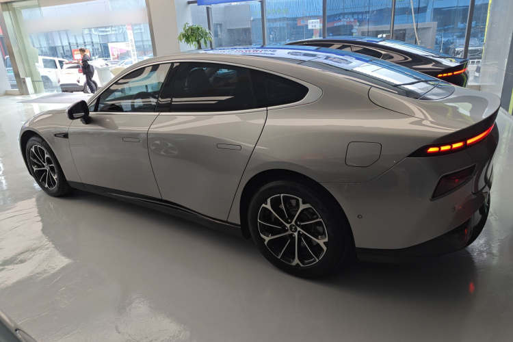 小鹏P7 2022款 480E车身外观4