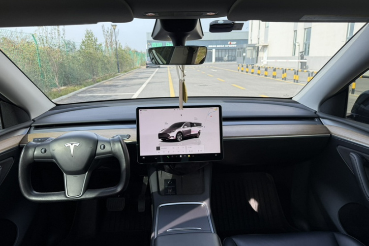 特斯拉 Model Y 2022款 改款 后轮驱动版中控内饰7004