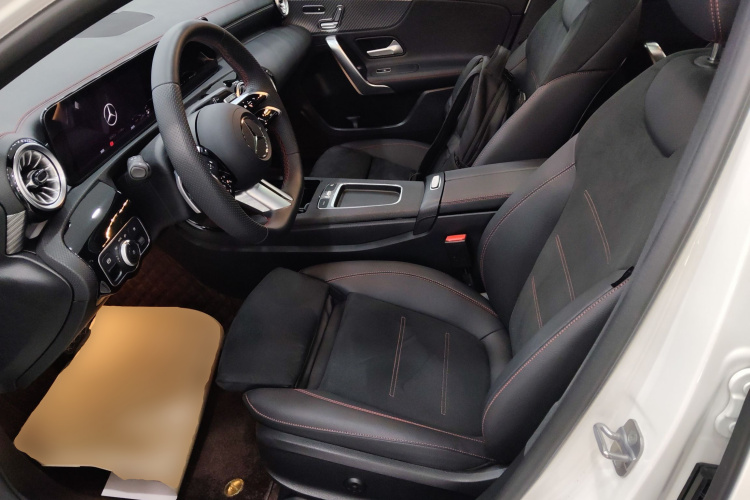 奔驰A级 2024款 改款 A 200 L 时尚型中控内饰19