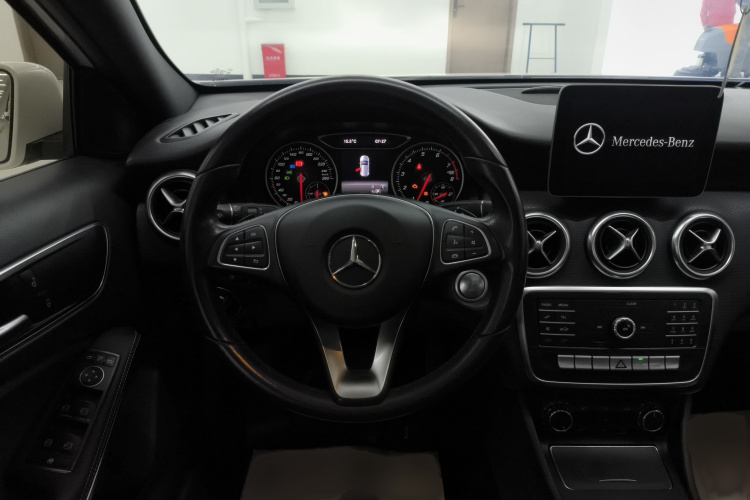 奔驰A级(进口) 2018款 A 200 动感型局部细节13