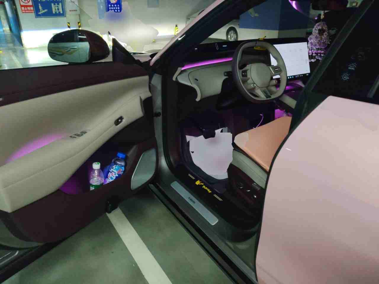 车辆驾驶位内饰全景