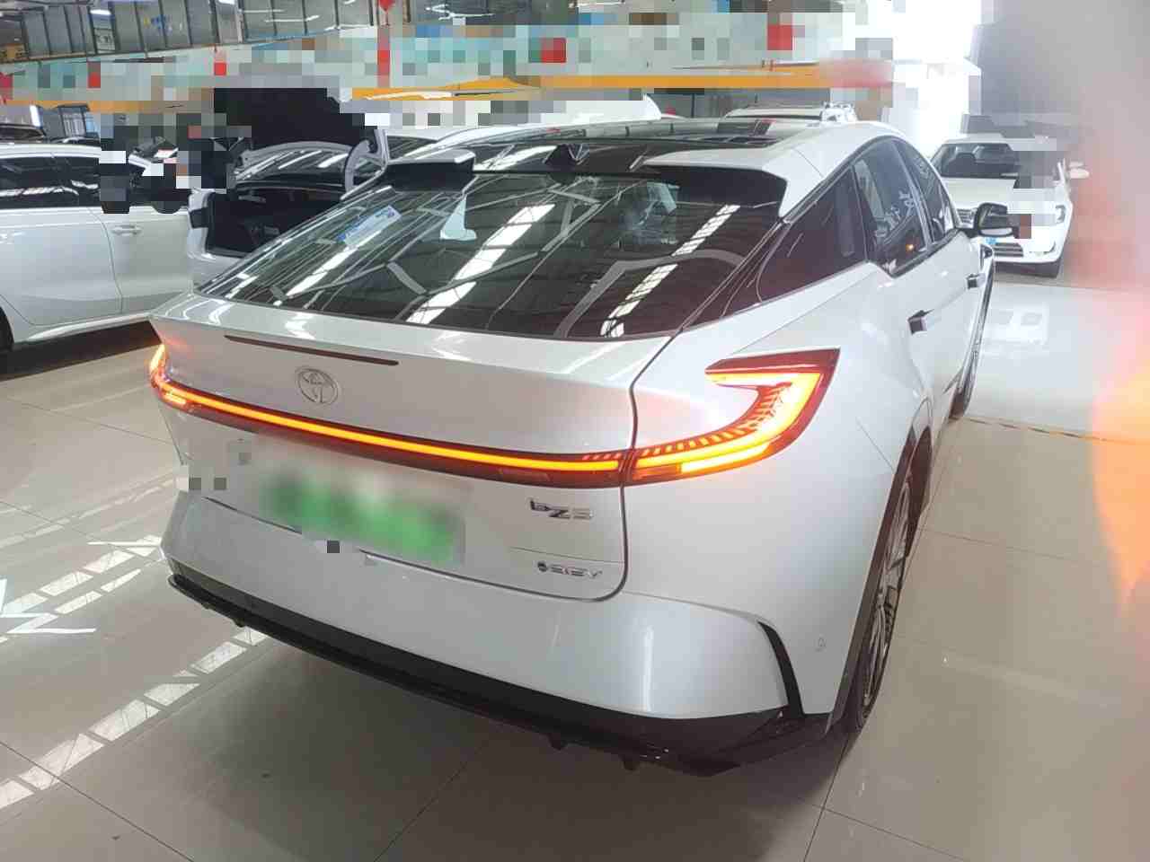 车辆右后45度视角展示