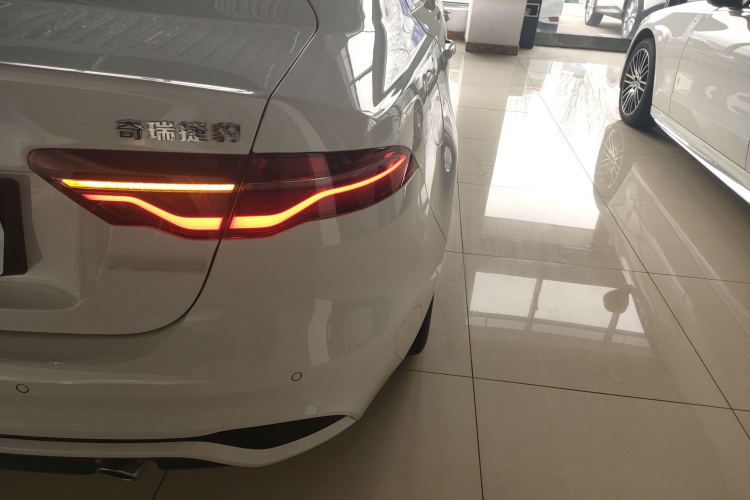 捷豹XEL 2024款 2.0T 250PS R-DYNAMIC S进取运动版车身外观9