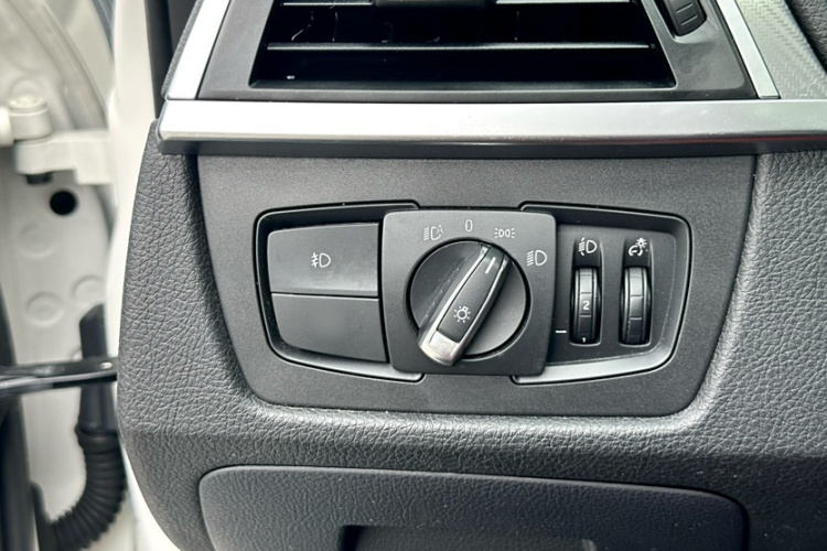 宝马3系 2019款 320i M运动曜夜版局部细节24