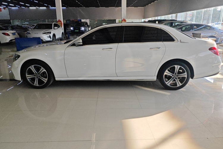 奔驰E级 2016款 E 200 L 运动型车身外观4