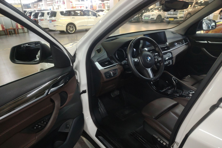 宝马X1 2020款 xDrive25Li 尊享型中控内饰7003