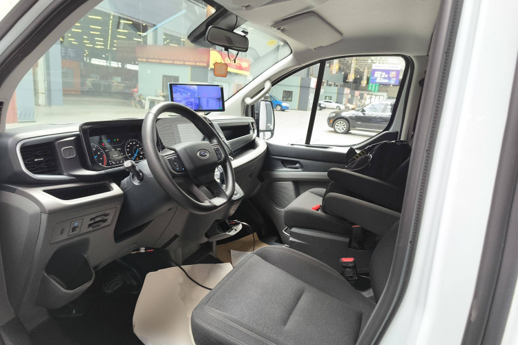 福特 全顺 2023款 2.0T汽油自动多功能商用车中轴低顶5/6座中控内饰19