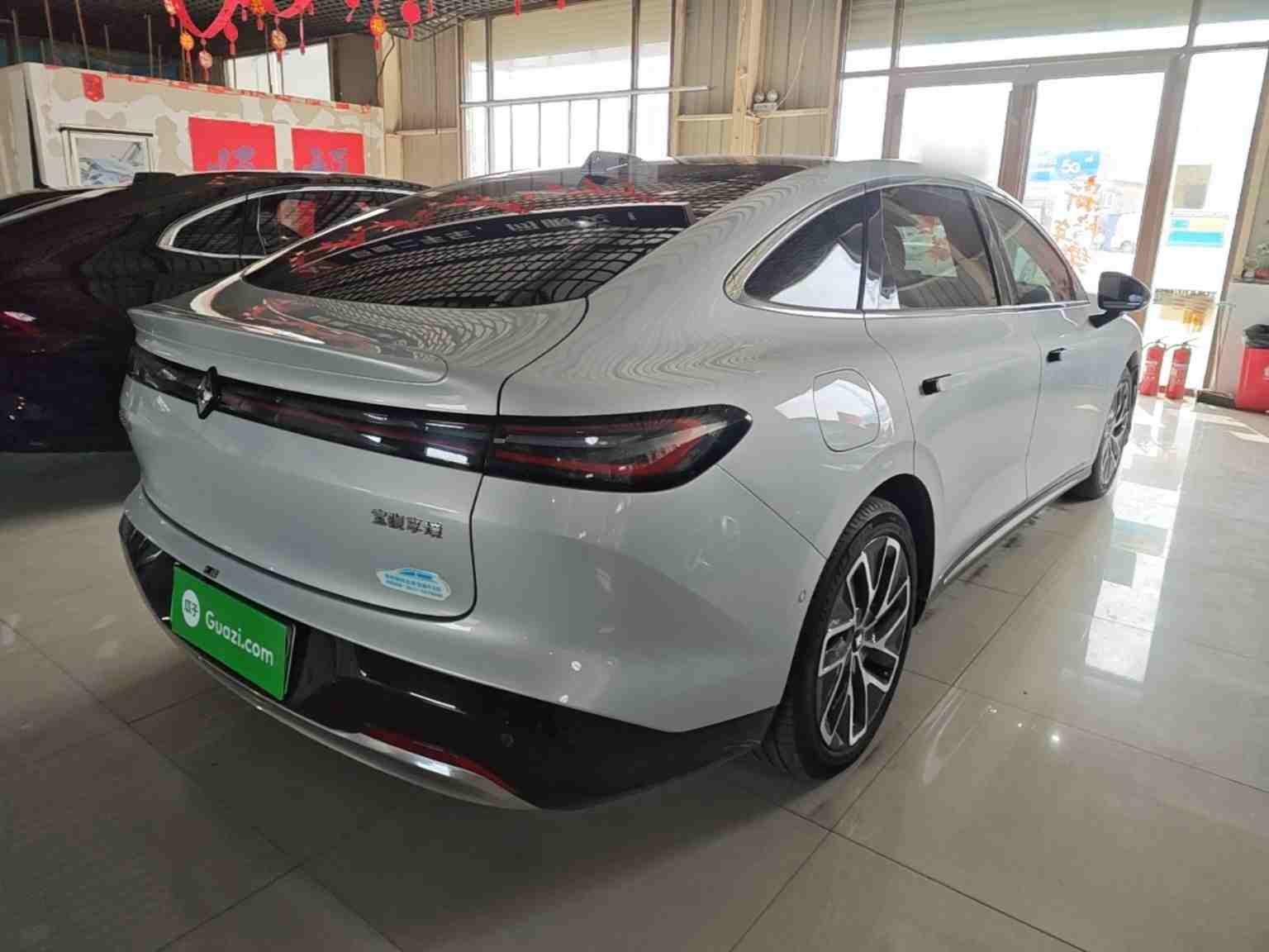 车辆右后45度视角外观