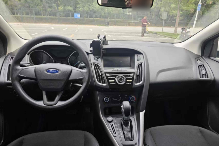 福特 福克斯 2018款 两厢经典 1.6L 自动舒适型智行版中控内饰7002