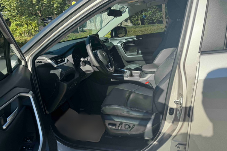 丰田 威兰达 2020款 双擎 2.5L E-CVT两驱豪华版车身外观6005