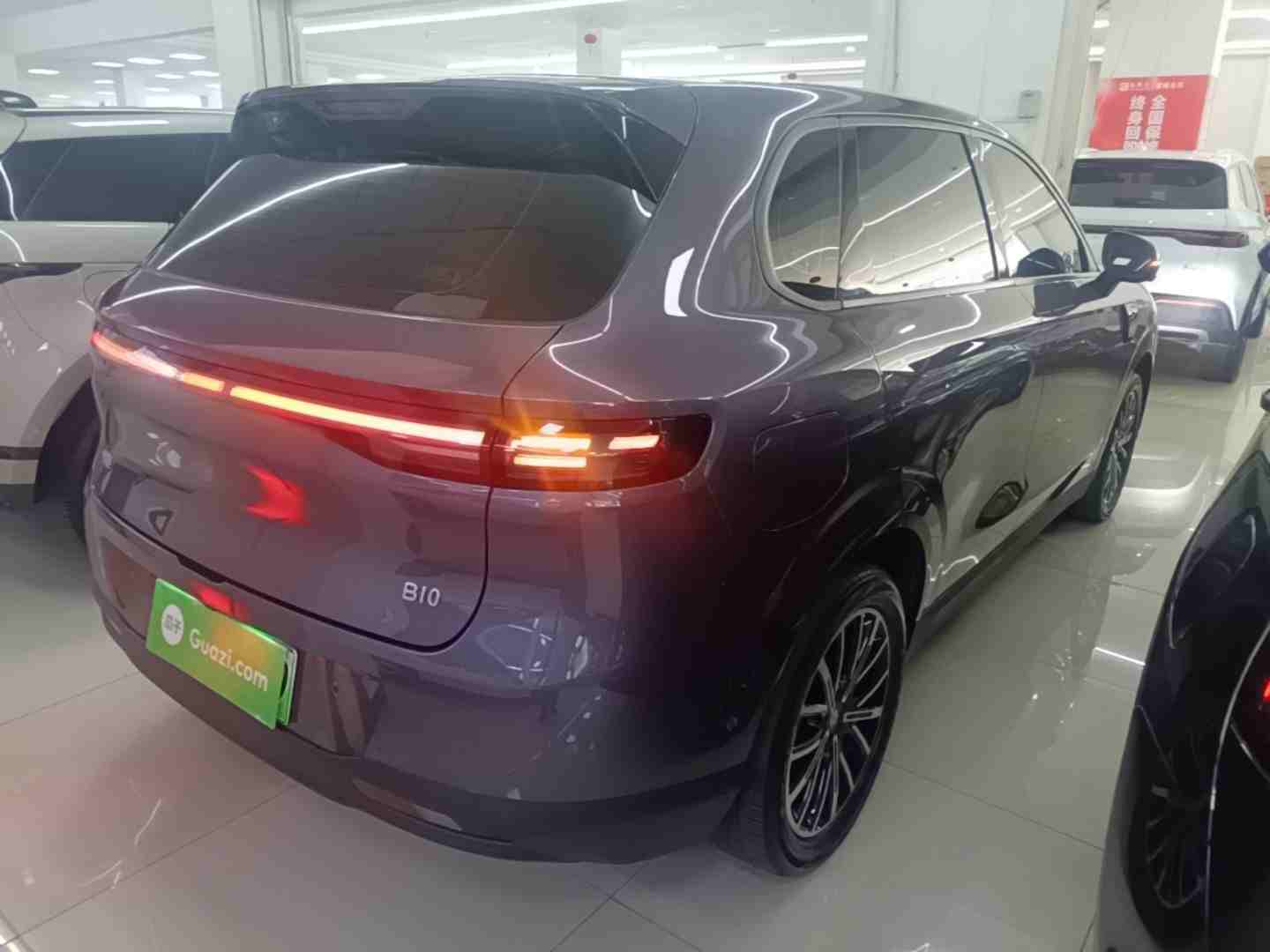 车辆右后45度外观展示