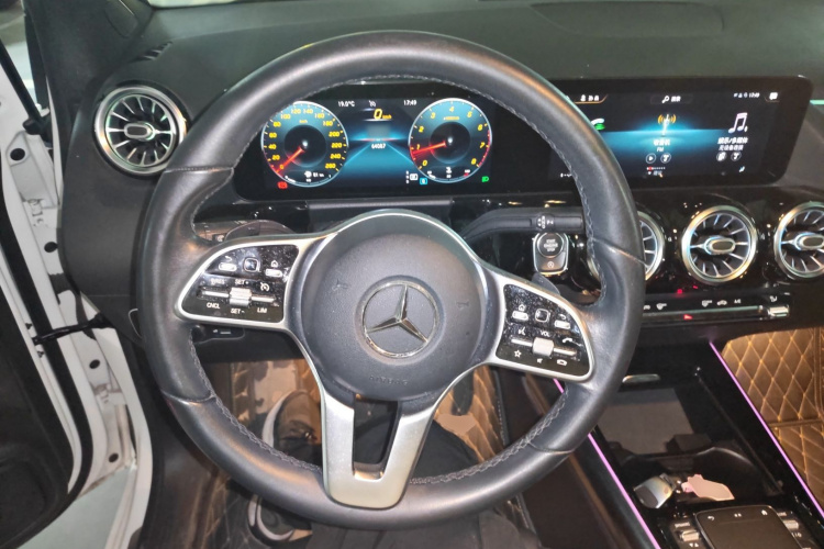 奔驰B级 2021款 B 200 动感型中控内饰13