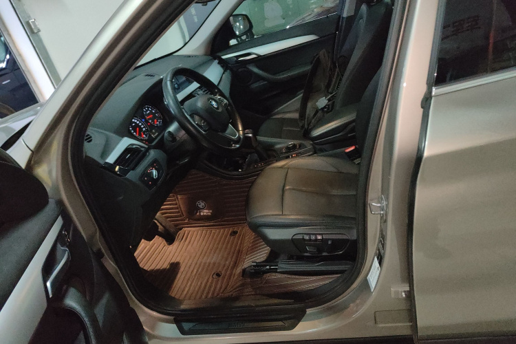 宝马X1 2019款 sDrive20Li 领先型中控内饰19