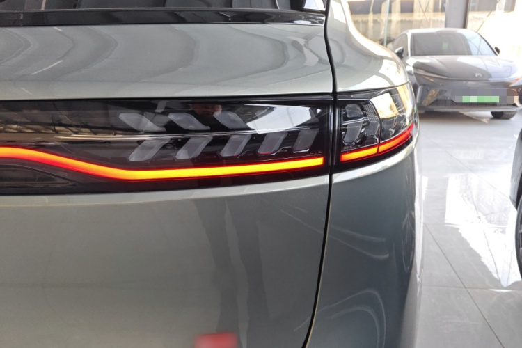 岚图汽车 岚图FREE 2025款 FREE+ 后驱乾崑版车身外观9