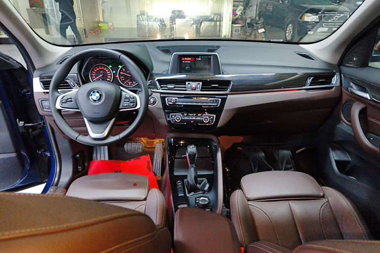 宝马X1 2018款 sDrive18Li 尊享型中控内饰12