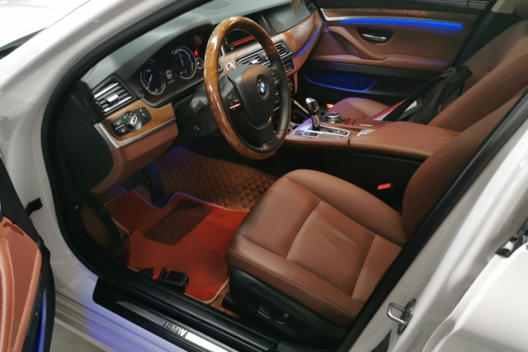 宝马5系 2014款 528Li 领先型中控内饰19