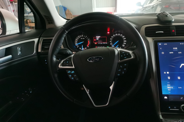 福特 蒙迪欧 2020款 EcoBoost 180 时尚型中控内饰13