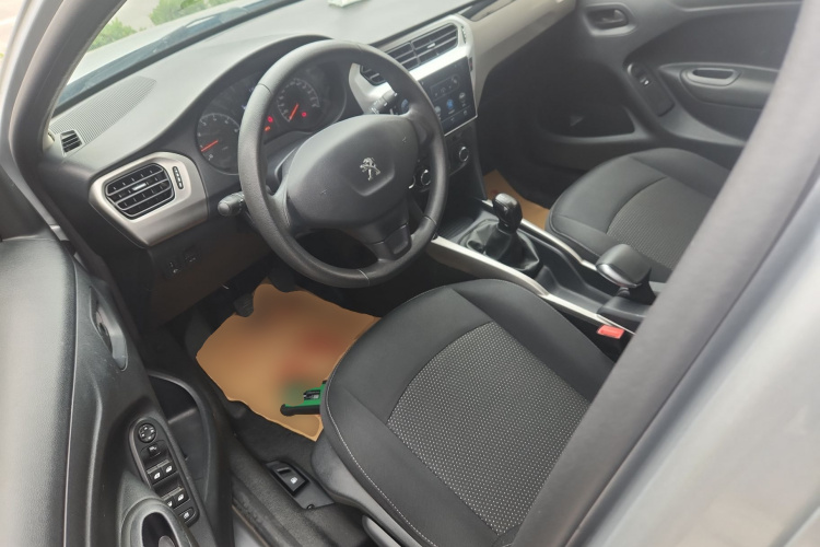 标致301 2018款 1.6L 手动舒适版中控内饰20