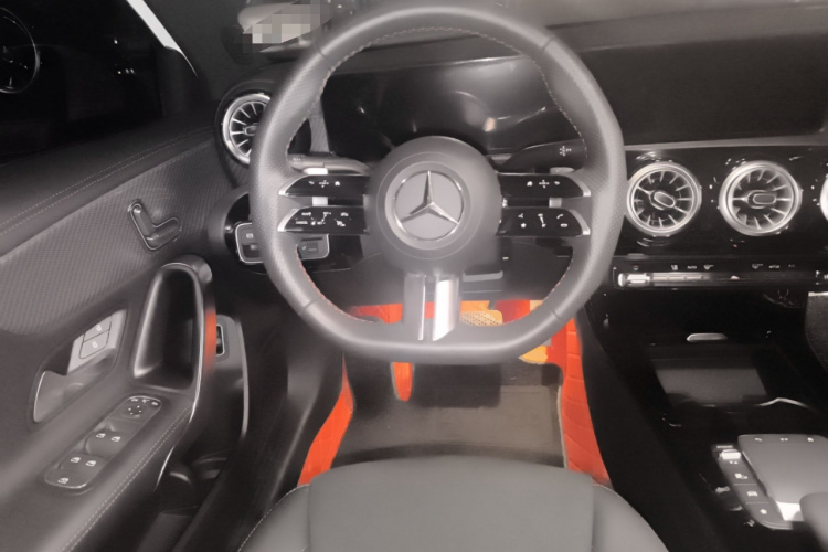 奔驰A级 2023款 A 200 L 时尚型中控内饰13