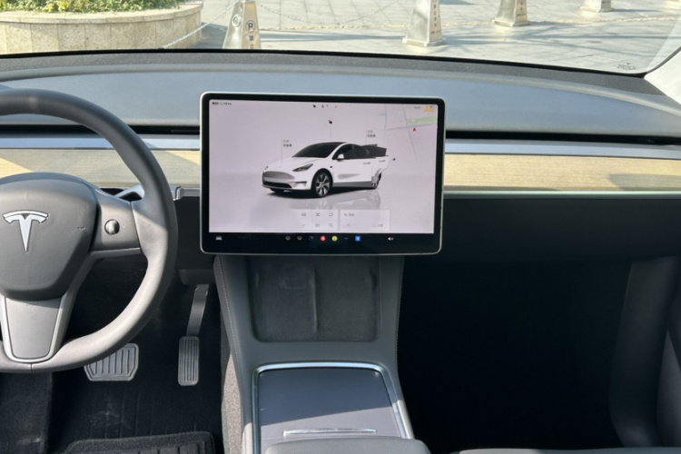 特斯拉 Model Y 2022款 改款 后轮驱动版中控内饰7003