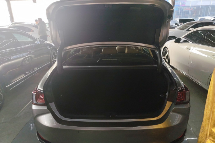 雷克萨斯ES 2022款 300h 卓越版机舱底盘23