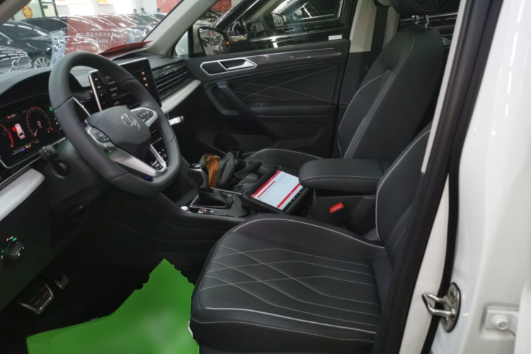 大众 途观L 2025款 出众款 330TSI 自动两驱R-Line龙耀版中控内饰19